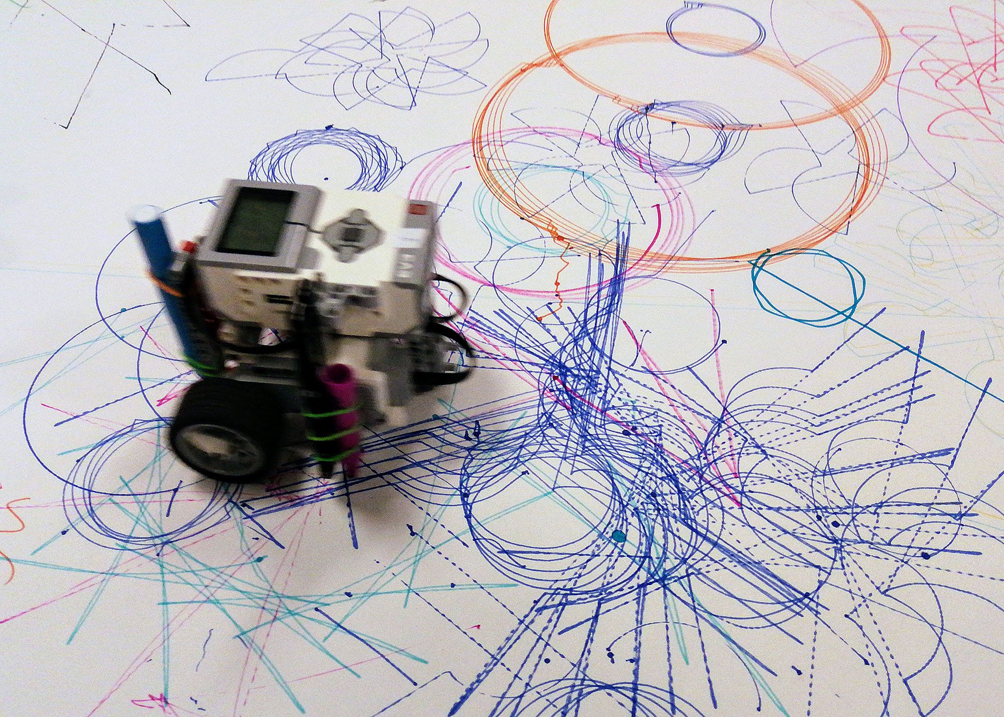 Robot tegner krusedullekunst